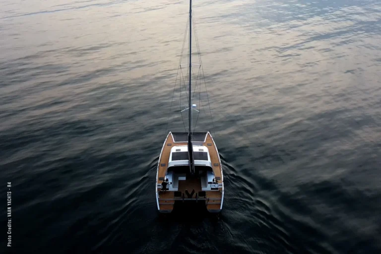 Catamaran at sea with SUNBEAMsystem solar panels